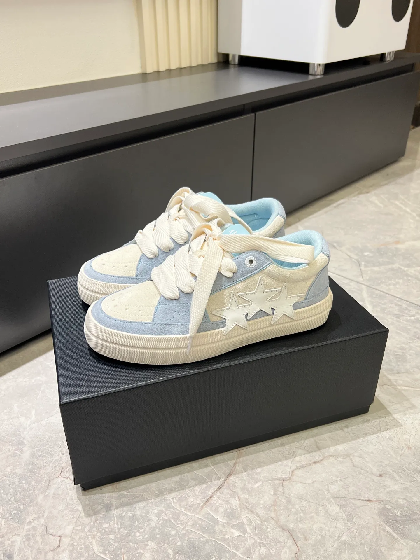 Men's shoes 💰p560 "AMIR*" new men's low-top casual sports sneakers bone shoes, another pair of irresistible bone shoes. Bone shoes are one of AMIRI's most popular items. Made of first-layer cowhide upper. The side bones are made of two cowhide laminations. It has a three-dimensional effect. The leather incisions are all oil-edged. Contrast color design. Simple style. Fashionable sports. Customized metal LOGO nameplate embellished with laces. Exclusive top-quality version. Supports contrast. Breathable mesh lining. The original rubber outsole is a must-have item for daily leisure. It is suitable for various occasions. If you pursue high quality, check it out. It is super cool on the feet and comes with a full set of original packaging! Size: 39-45!